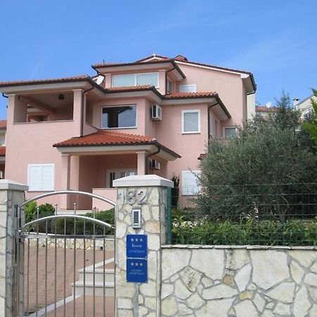 Apartments Villa Fernetich Premantura Exterior photo