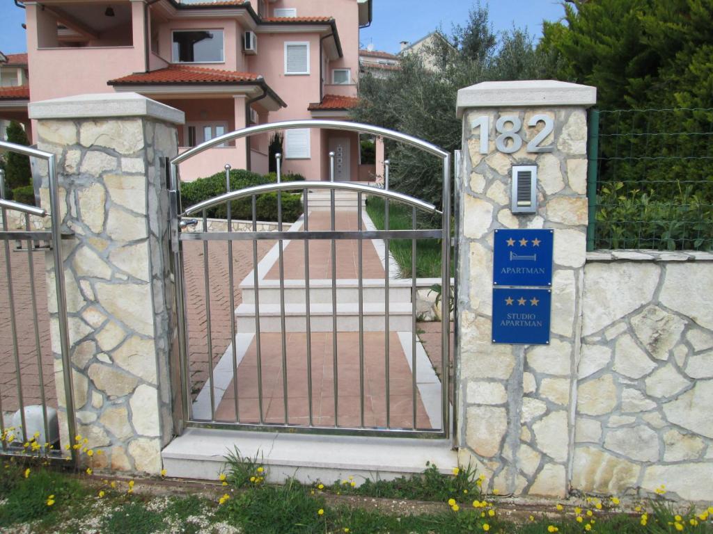 Apartments Villa Fernetich Premantura Exterior photo