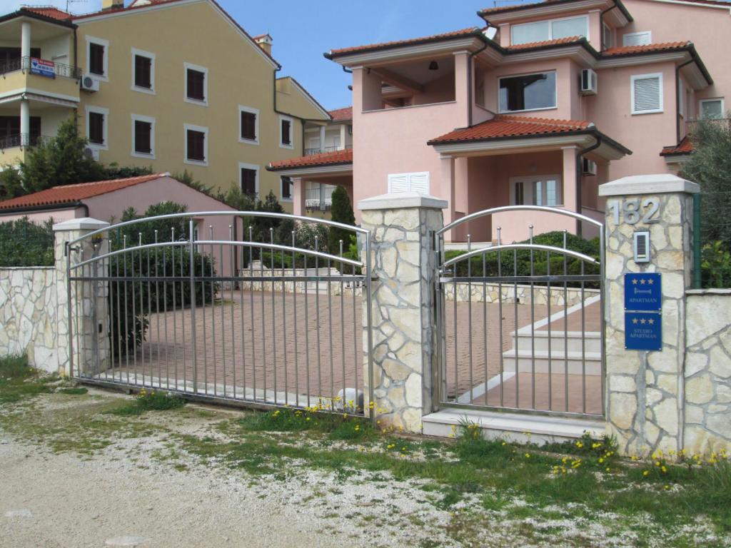 Apartments Villa Fernetich Premantura Exterior photo