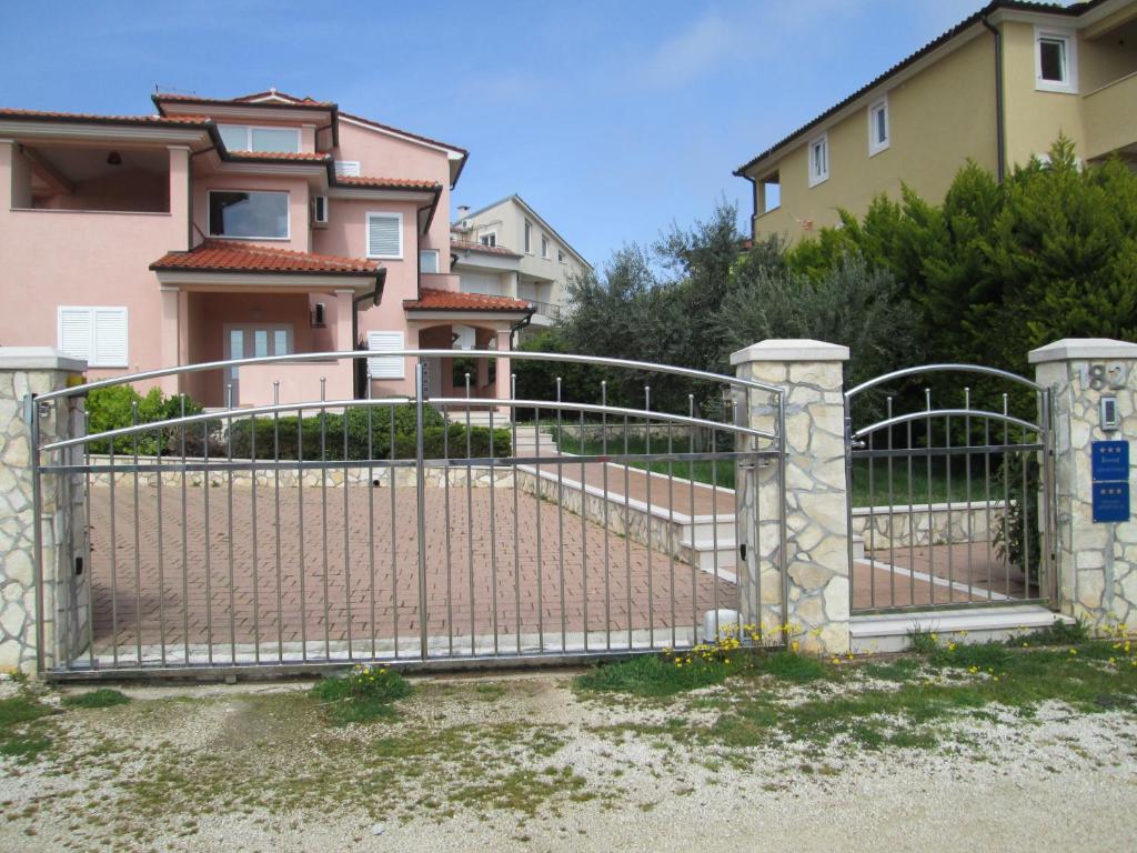 Apartments Villa Fernetich Premantura Exterior photo