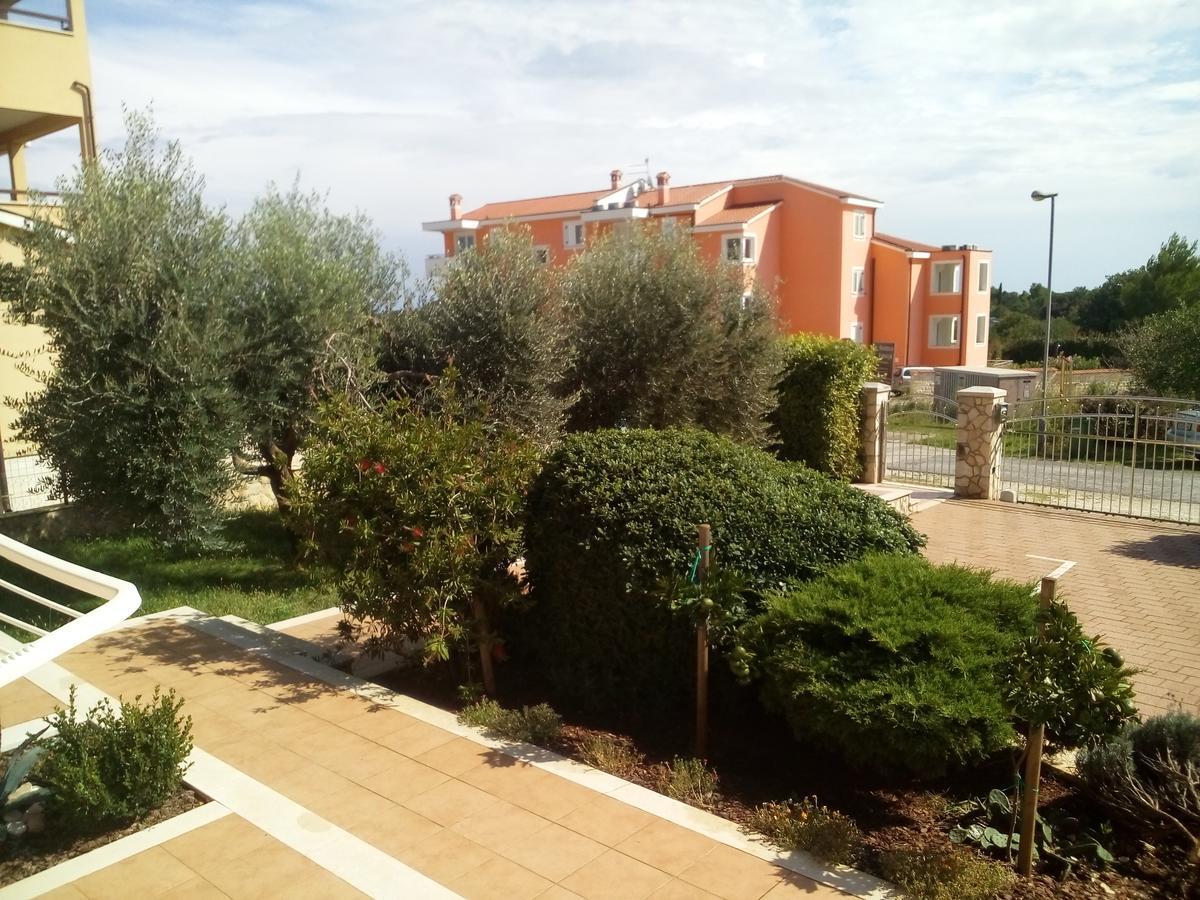Apartments Villa Fernetich Premantura Exterior photo